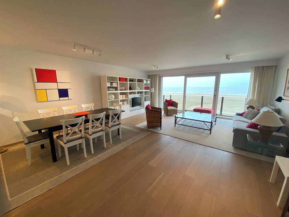 Seafront Palm Beach Stay