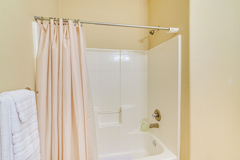 Half-mi to Galveston Strand: Charming Home w/ Yard