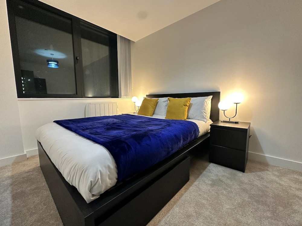 1 Bed Apartment near Old Trafford with Free car park view 2
