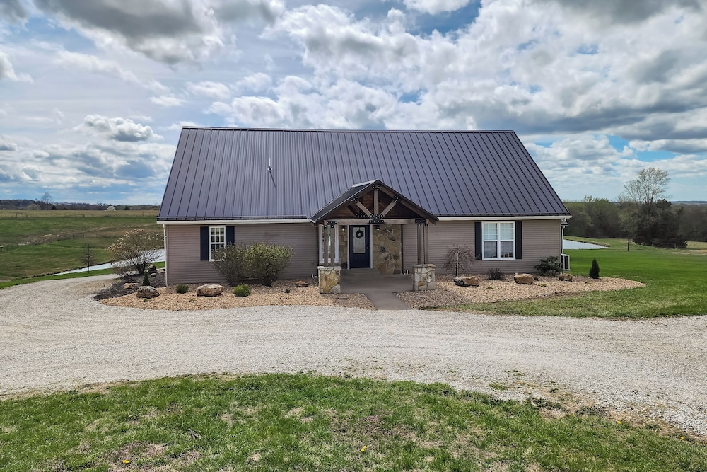 Pond Access & Fishing: 'cedar Lodge' in Versailles