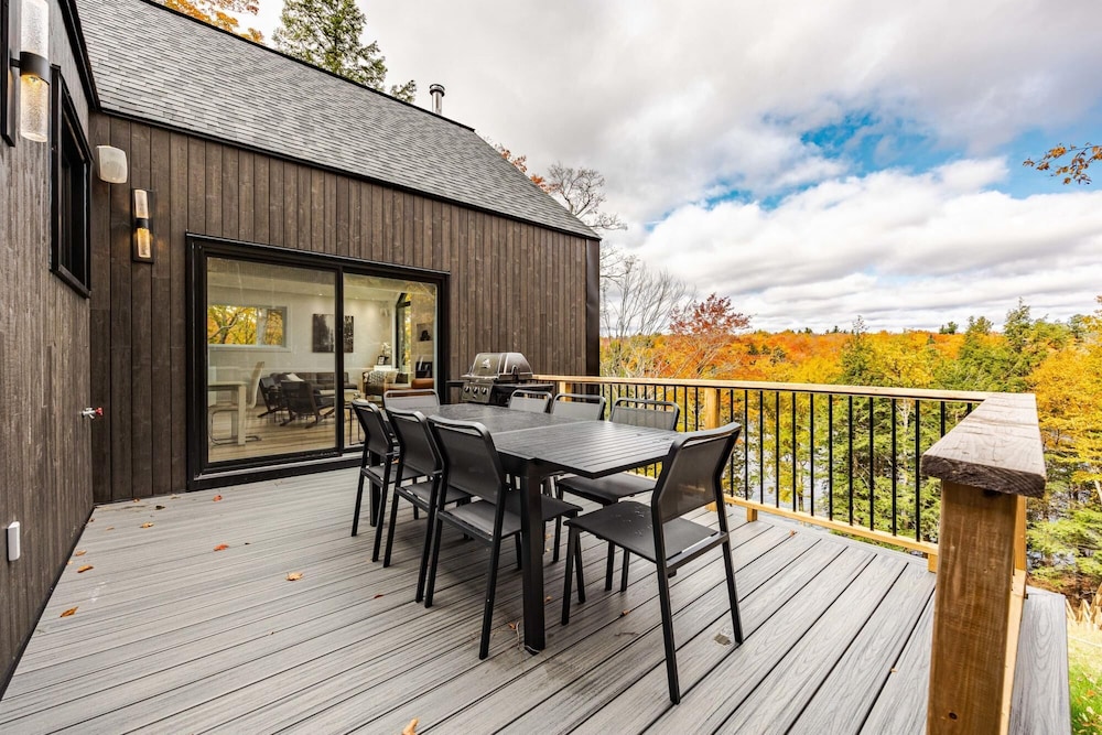 Valhalla - Scandinavian Style Chalet Directly on the Lake With Upscale Amenities and Private hot tub