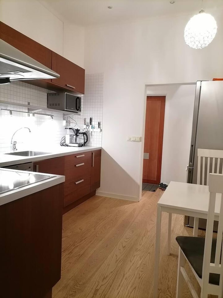 Beautiful 1-bed Apartment in Stockholm view 5