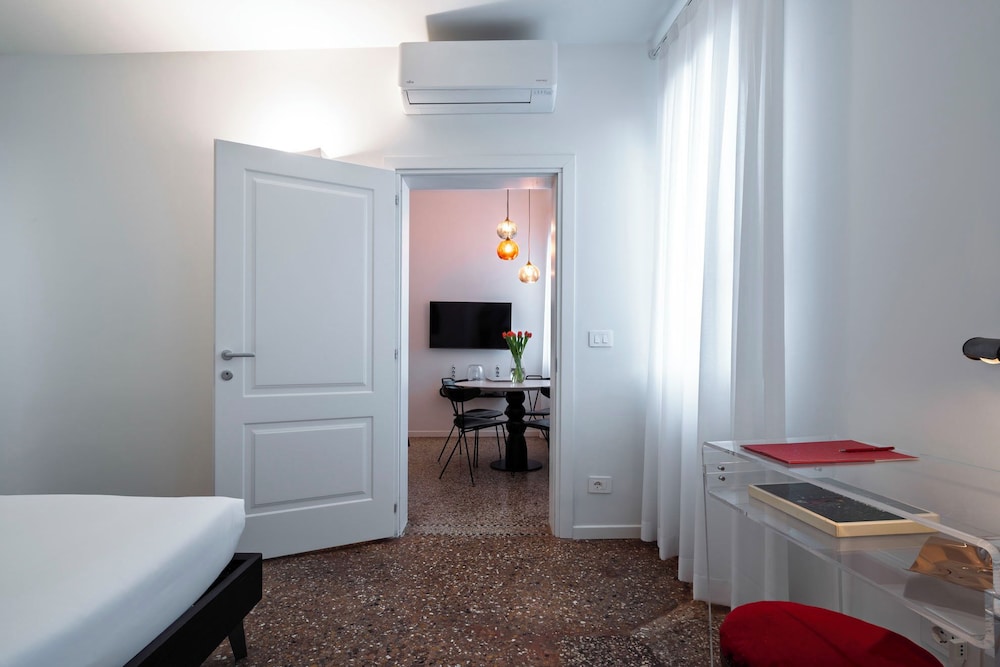 Venetian Alcove