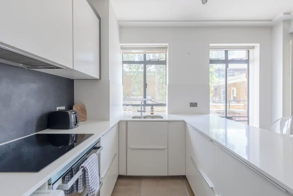 Sleek & Stylish 1BD Flat w/ Balcony - Kings Road