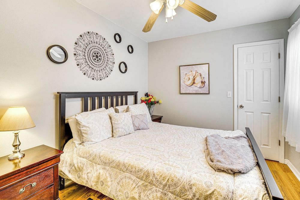 1 Mi to Lake Jackson: Home w/ Screened Patio!