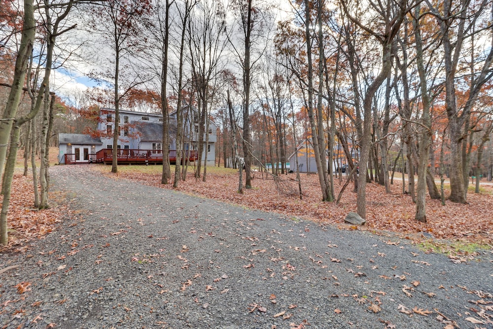 Pocono Mountains Retreat w/ Pool Table & Hot Tub!