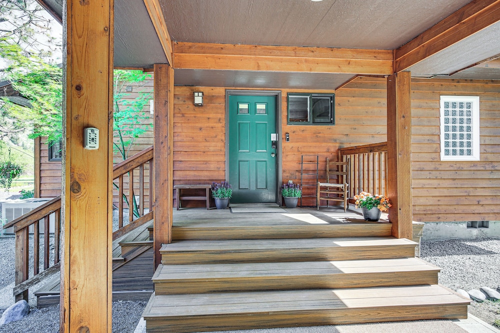Luxury Cabin on Naches River, Near Mount Rainier!