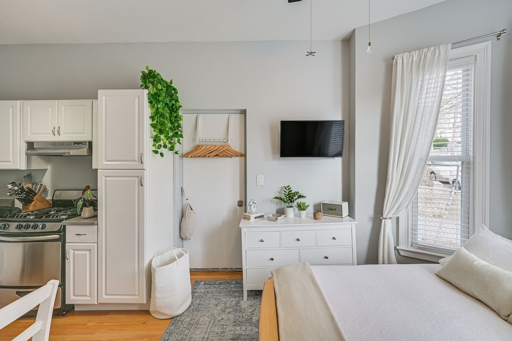 Boston Vacations - Cozy Somerville Studio: 2 Mi to Boston, Walk to T! - Property Image 3