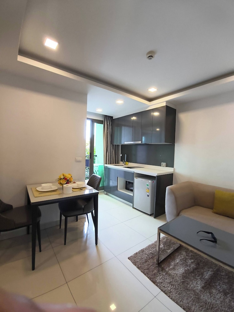 Luxurious Pattaya Apartment With Pool Access