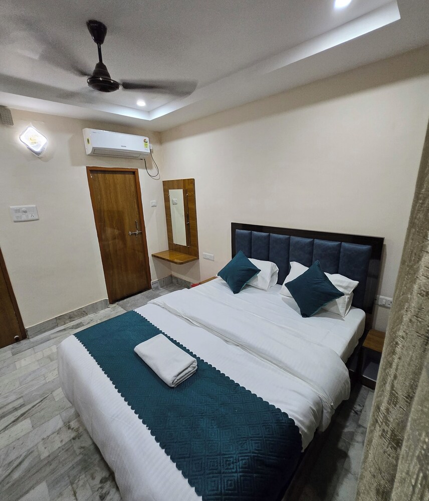Rudra PGH - just near Temple & Ghats