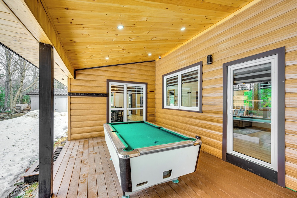 Porch & 1-acre Yard: White Mountains Hideaway