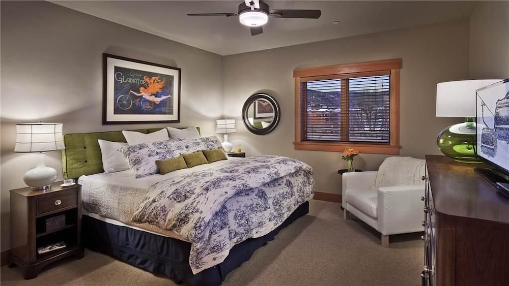 Sunshine Peak Chalet 4 BedroomHoliday home By Moving Mountains