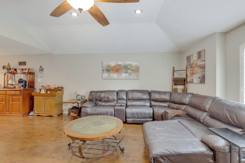 5 Mi to Lewisville Lake: Couple's Retreat w/ Yard