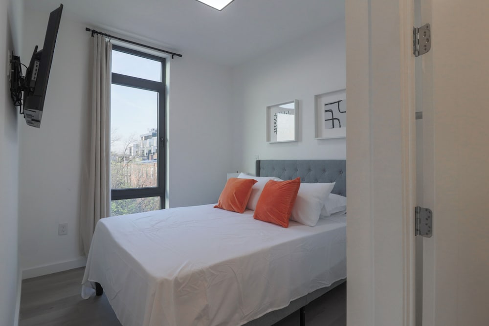 Unit 9: Luxe 2BR Penthouse | Sleeps 6