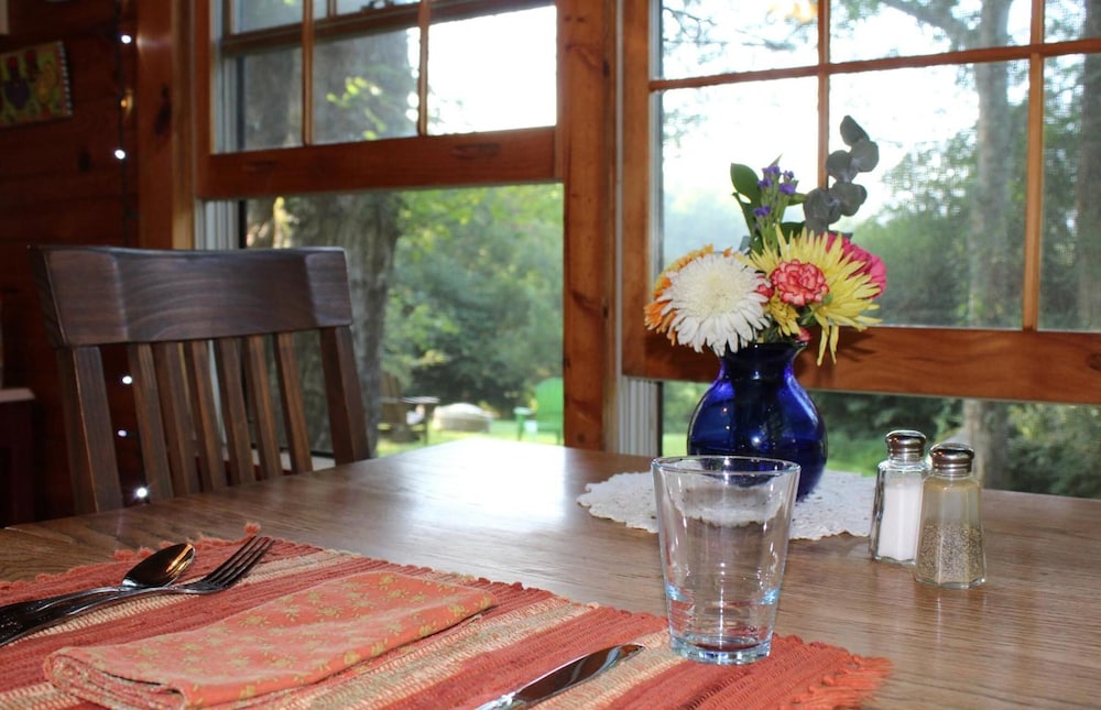 Henson Cove Place B&B with Cabin