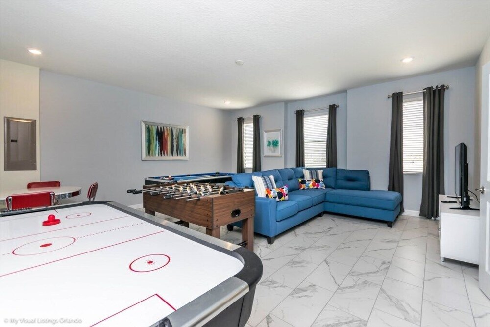 Lake View Tropical Movie Room, Game Room! 8 Bedroom Home by RedAwning