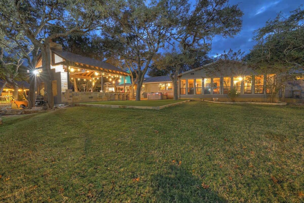 Terracotta Retreat/ Sleeps 30!