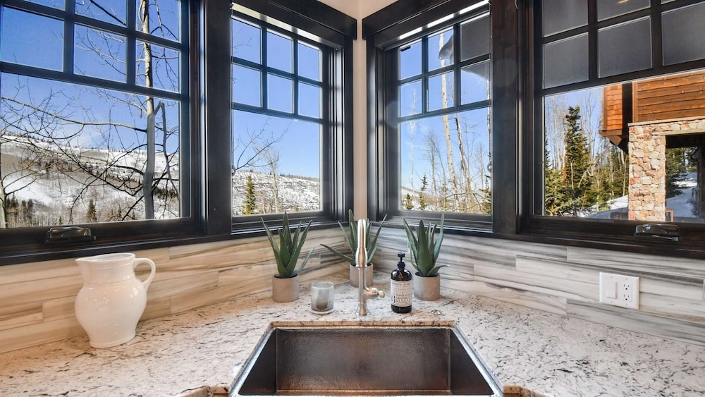 Silver Sun by Avantstay Ski-in Ski-out w Hot Tub