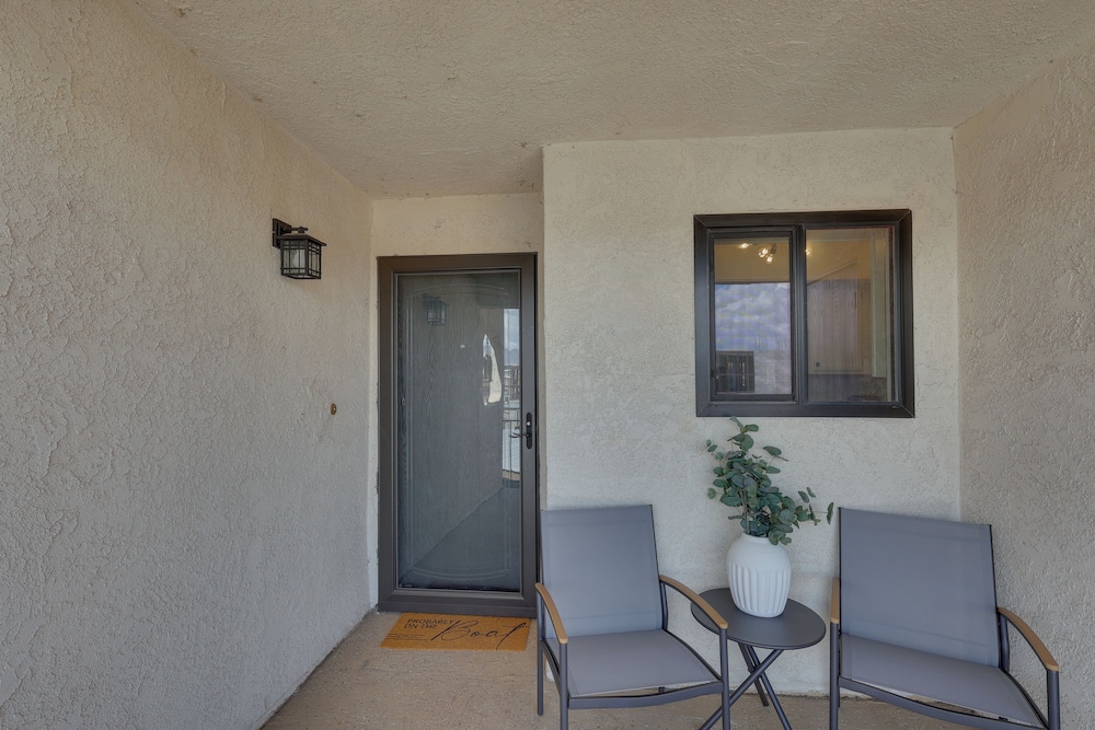< 2 Mi to London Bridge: Chic Condo w/ Pool Access