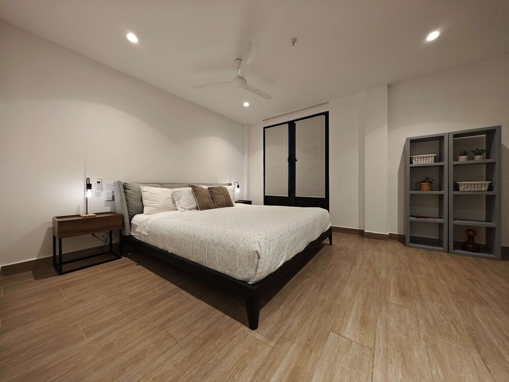 w Grandiose 1BR w Balcony in Casco Viejo