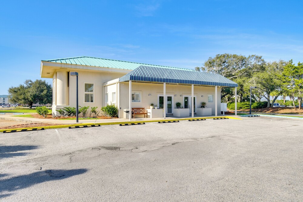 On-site Beach Access: Studio in Gulf Shores