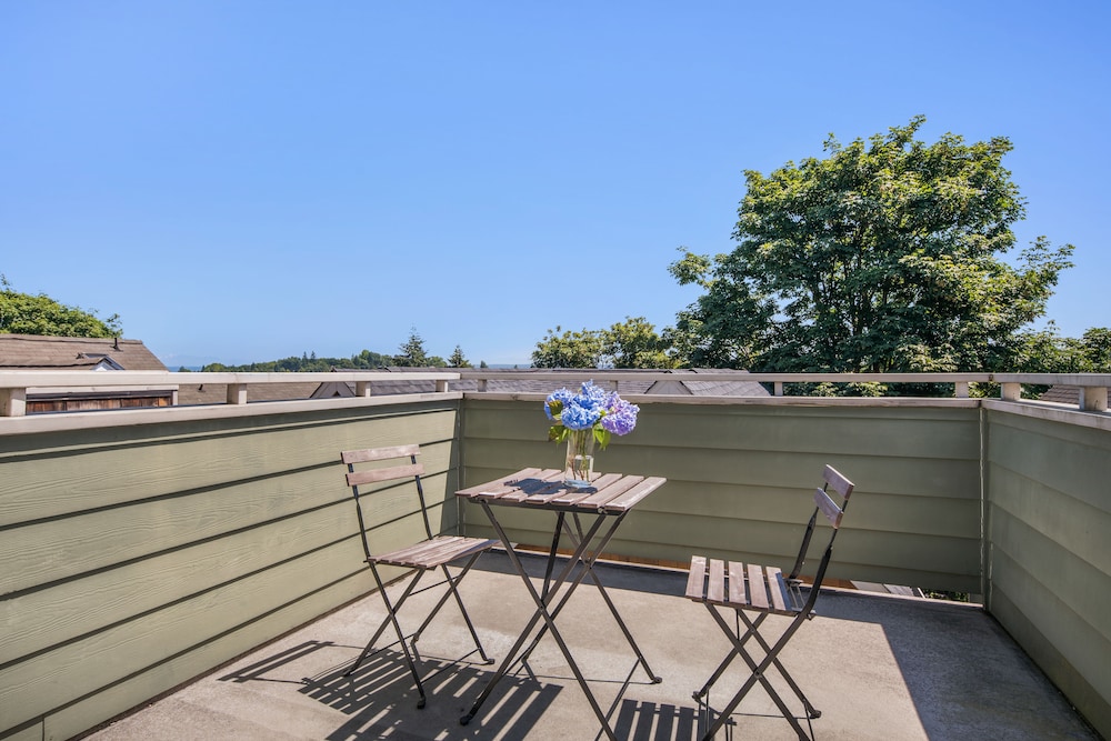 Seattle Vacation Home: The Great Wall