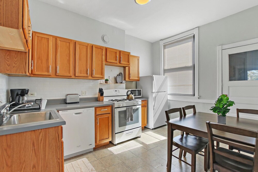 Cozy 3BR Gem - Lincoln 3E
