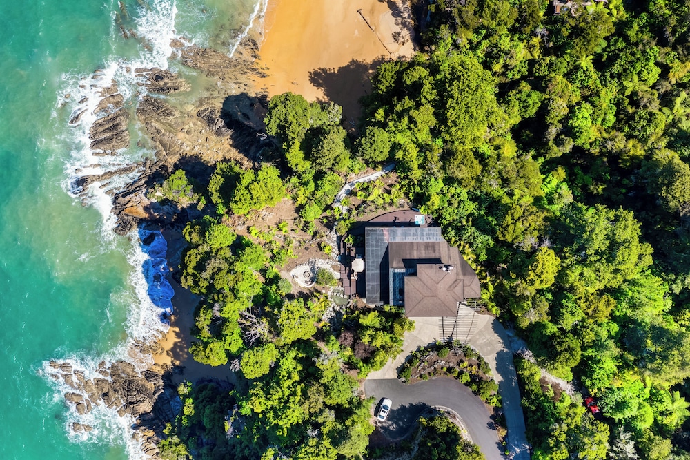 Oceanview Penthouse Suite & Beach Access