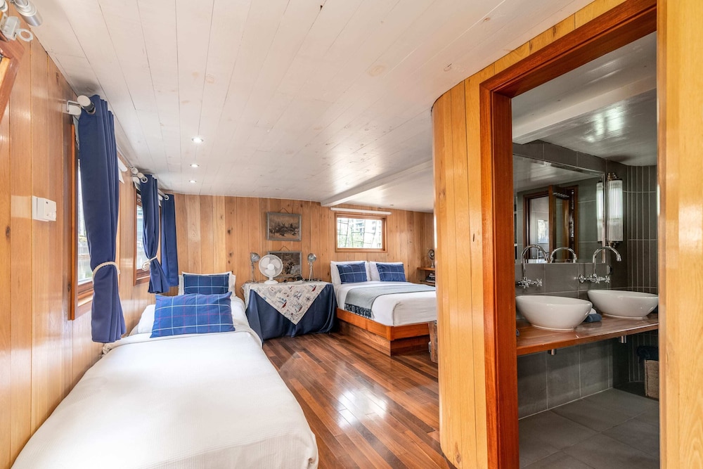 Luxury Canary Wharf House Boat view 4