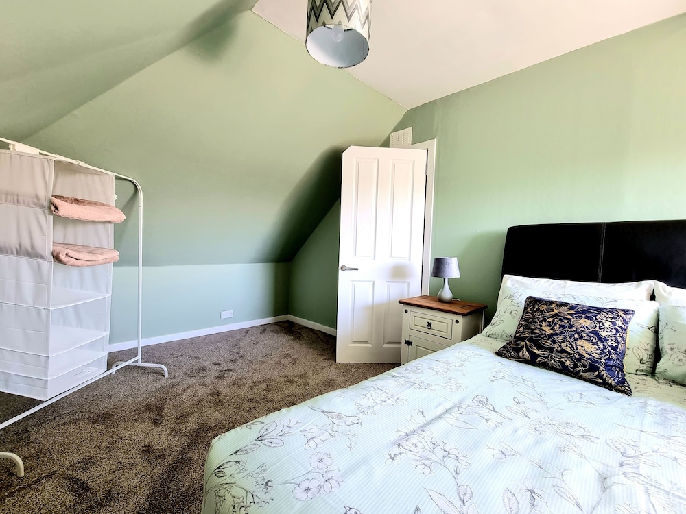 Bright 4 Bed Family Home by the Canal view 5