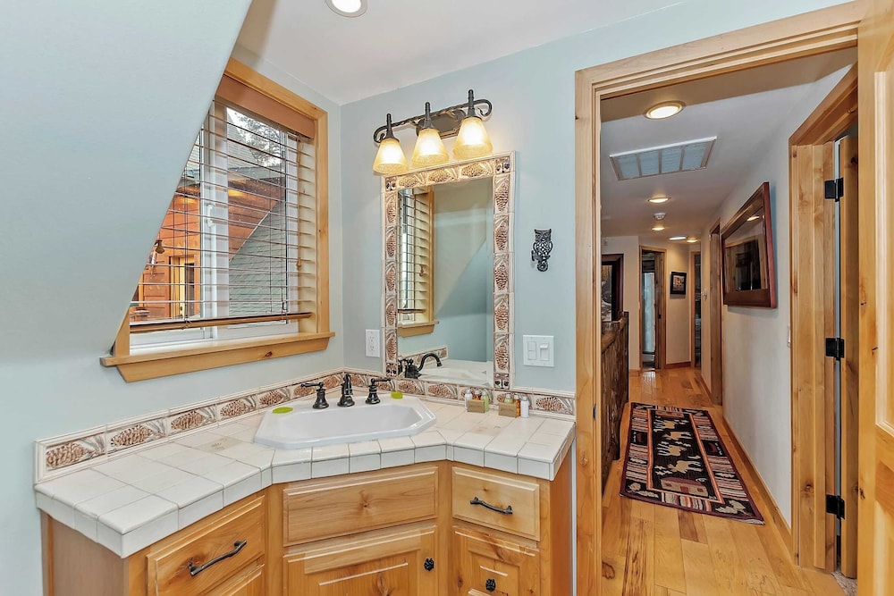 2 Lakefront Homes by Avantstay Sleeps 23, Private Dock+beach, Hot Tub, Fire Pit, Deck Views
