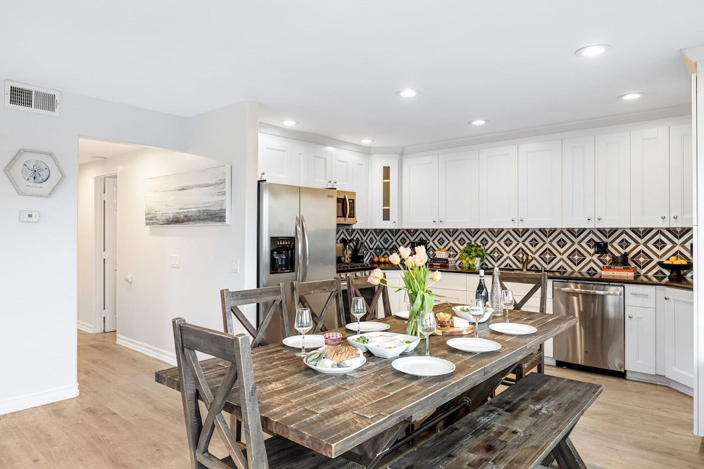Shelly by Avantstay Steps to the Beach Deck w Ocean Views 5bdr