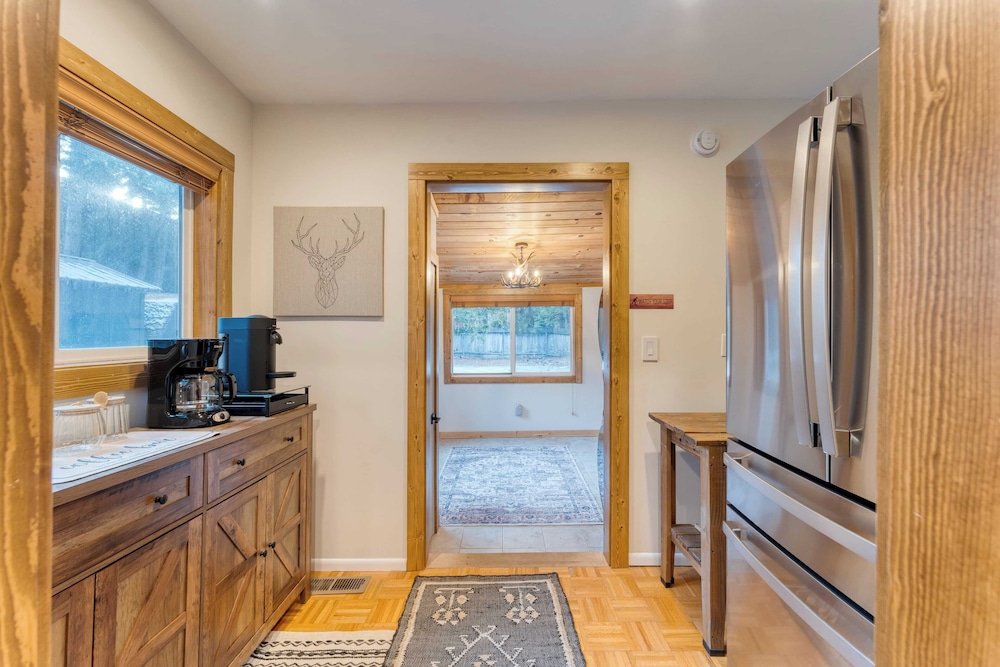Westlake Cabin by Avantstay Hot Tub, Near Skiing, Walk to Restaurants & Lake!