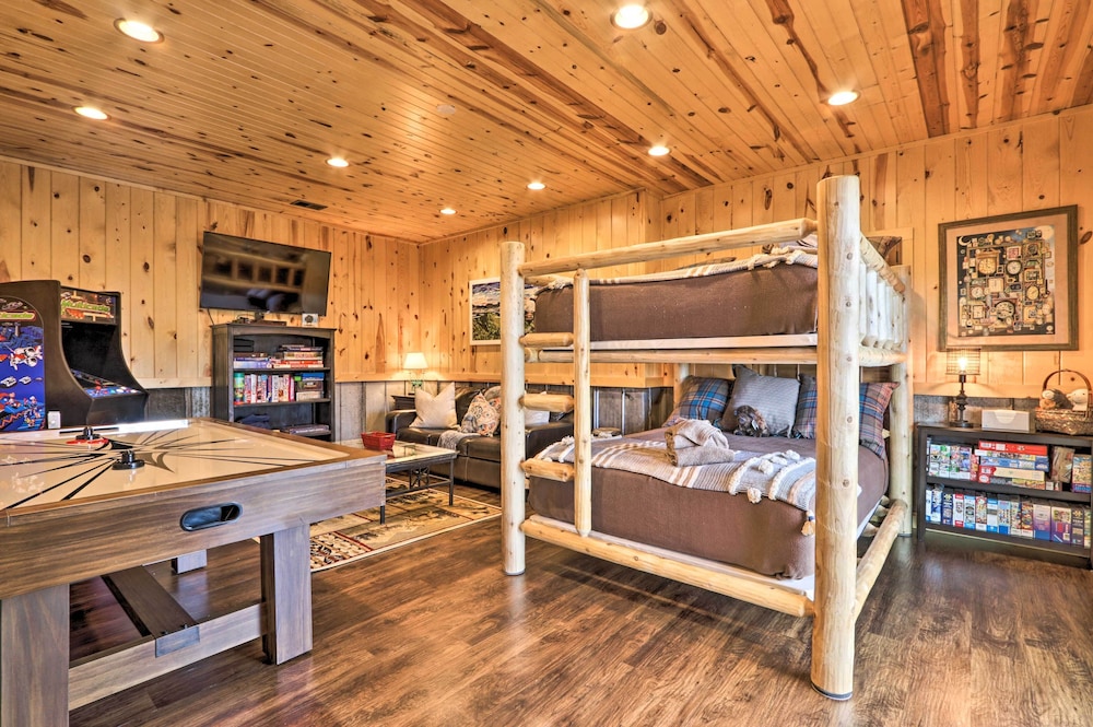 Woodsy Retreat w/ Fire Pit & Resort Amenities view 2