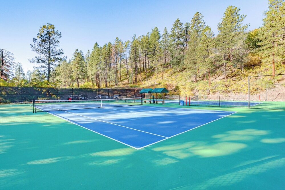 10 Mi to Skiing: Durango Condo w/ Golf Course View