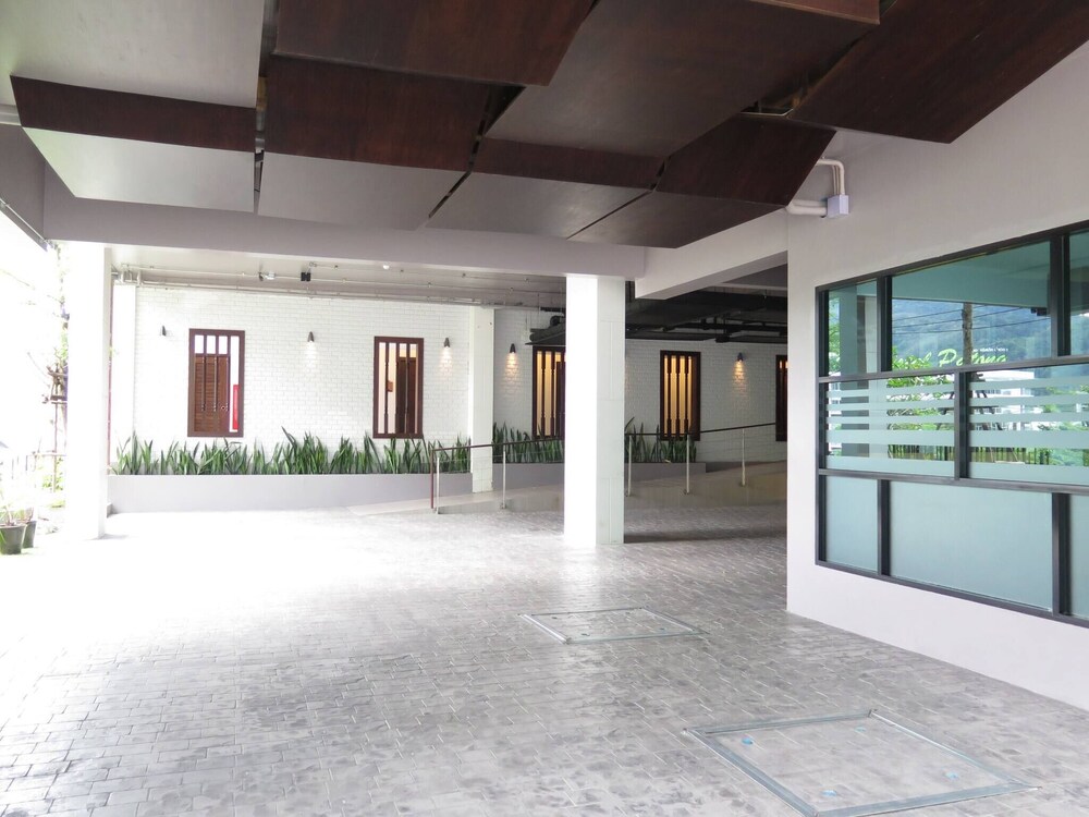 Emerald 215 - Studio With Balcony and Shared Pool