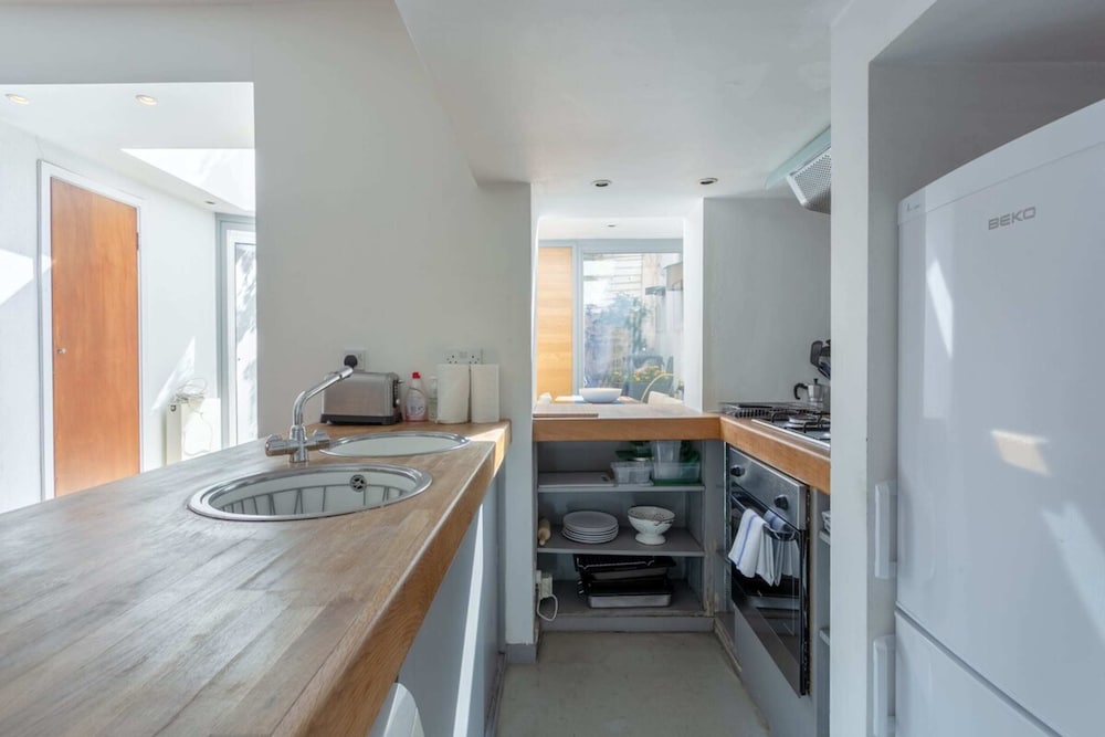 Fantastic and Bright 1 Bedroom Garden Flat