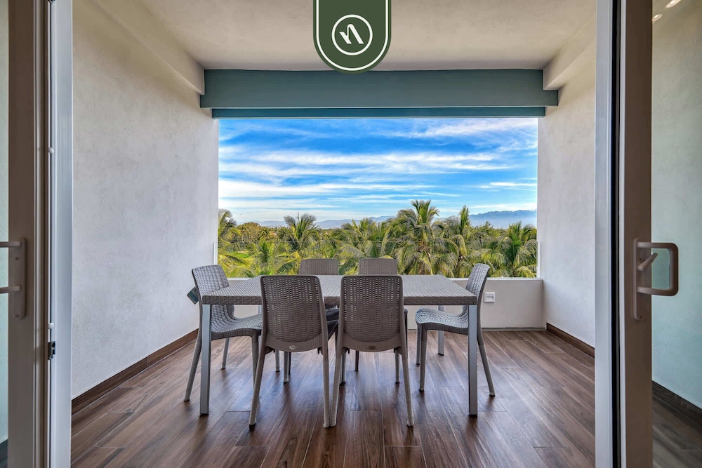 Brand New 1 BR Condo - Pool - Jacuzzi - Gym
