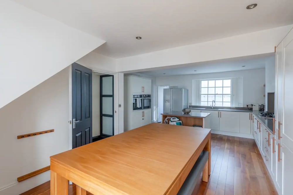 Stylish 2 Bedroom Home in Islington With Garden