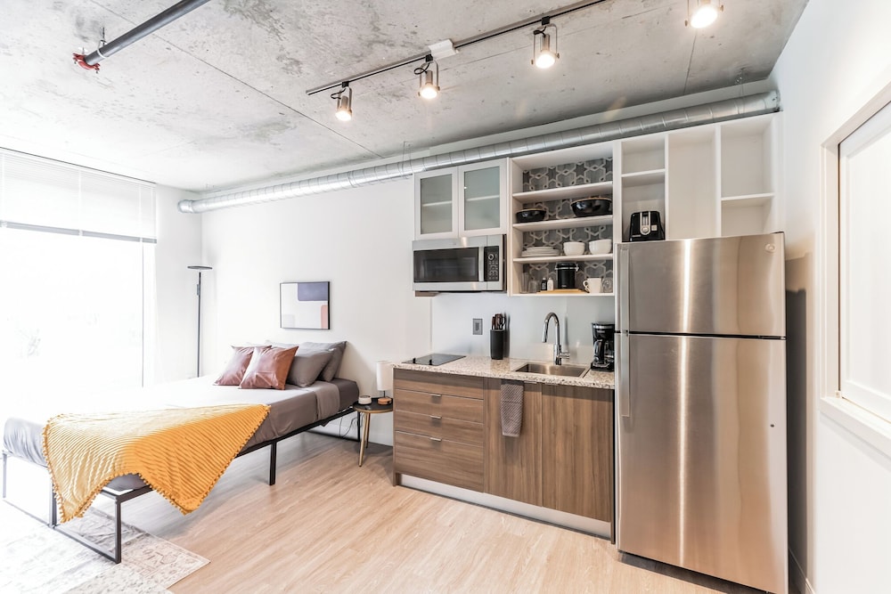 Cleveland Vacations - Sleek DT Cleveland Apt at City Club - Property Image 5