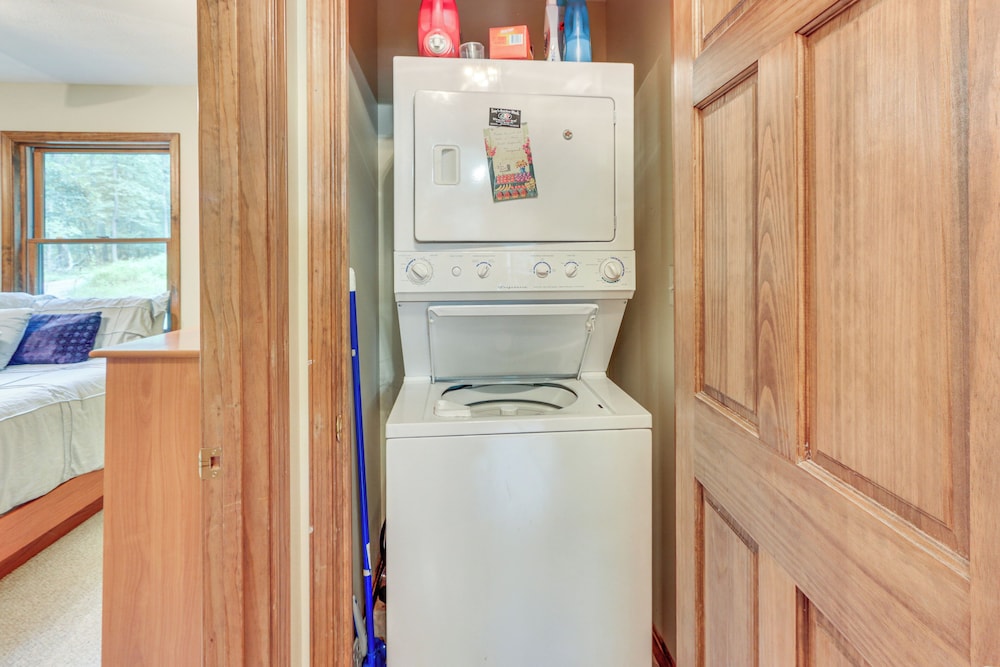 Great Cacapon Mtn Cabin w/ Private Hot Tub + Views