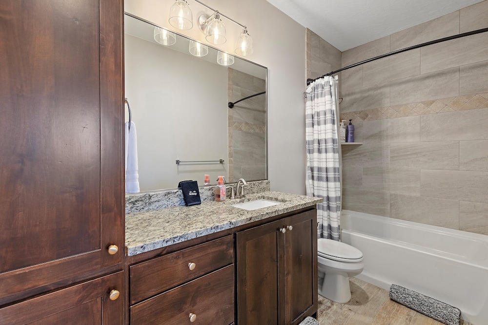 Hurricane Falls Pool, Hot Tub Plus Dog Friendly! 4 Bedroom Home