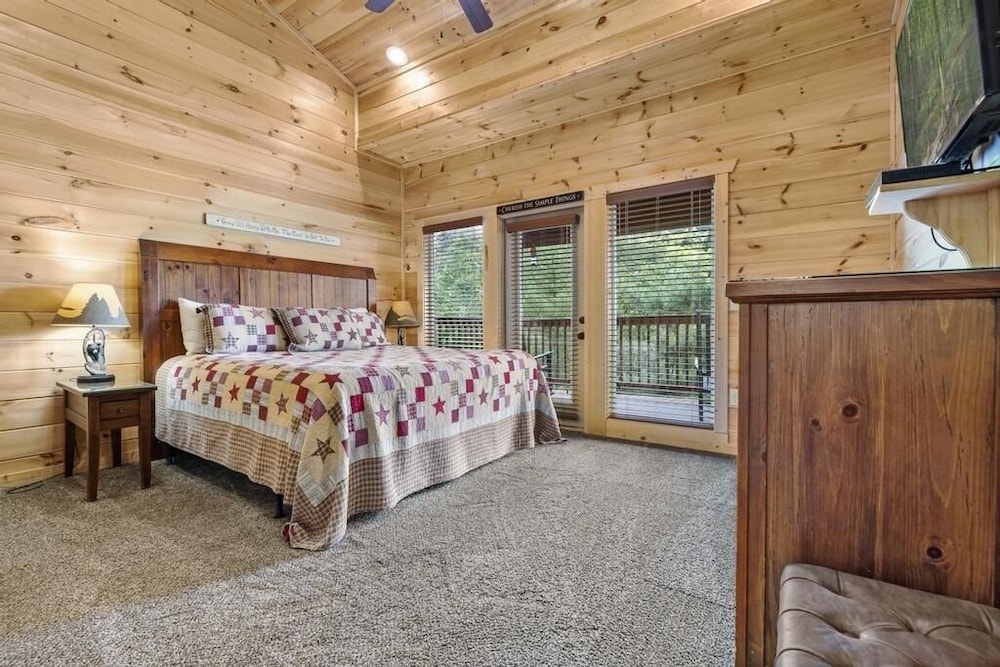 A Perfect Getaway - 4 Bedrooms, 4 Baths, Sleeps 15 Cabin by RedAwning