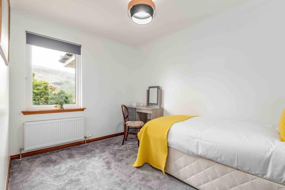 3 Bedroom Bungalow With Htub & Private Loch Access view 3