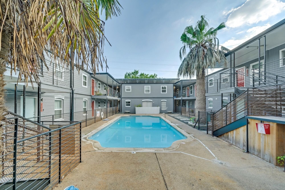 Stylish 2BR Near UT Hyde Park Evonify
