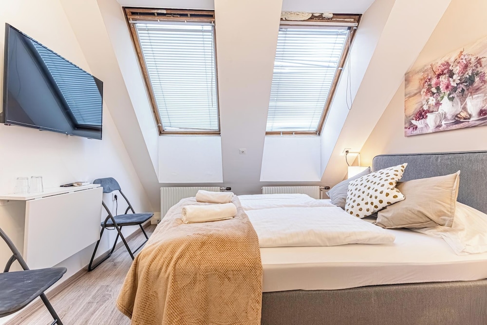 Stunning 12BR Floor For 24 People