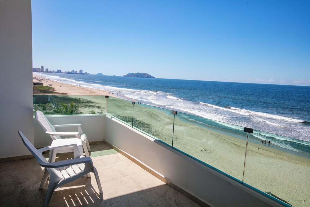 Elegant Condo at Playa Brujas