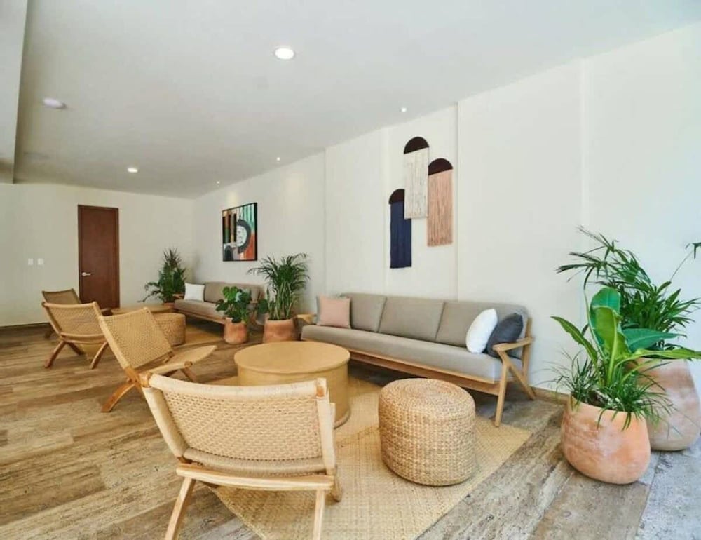 2 BR Amazing Pool Top Amenities Wifi 2FL Gym