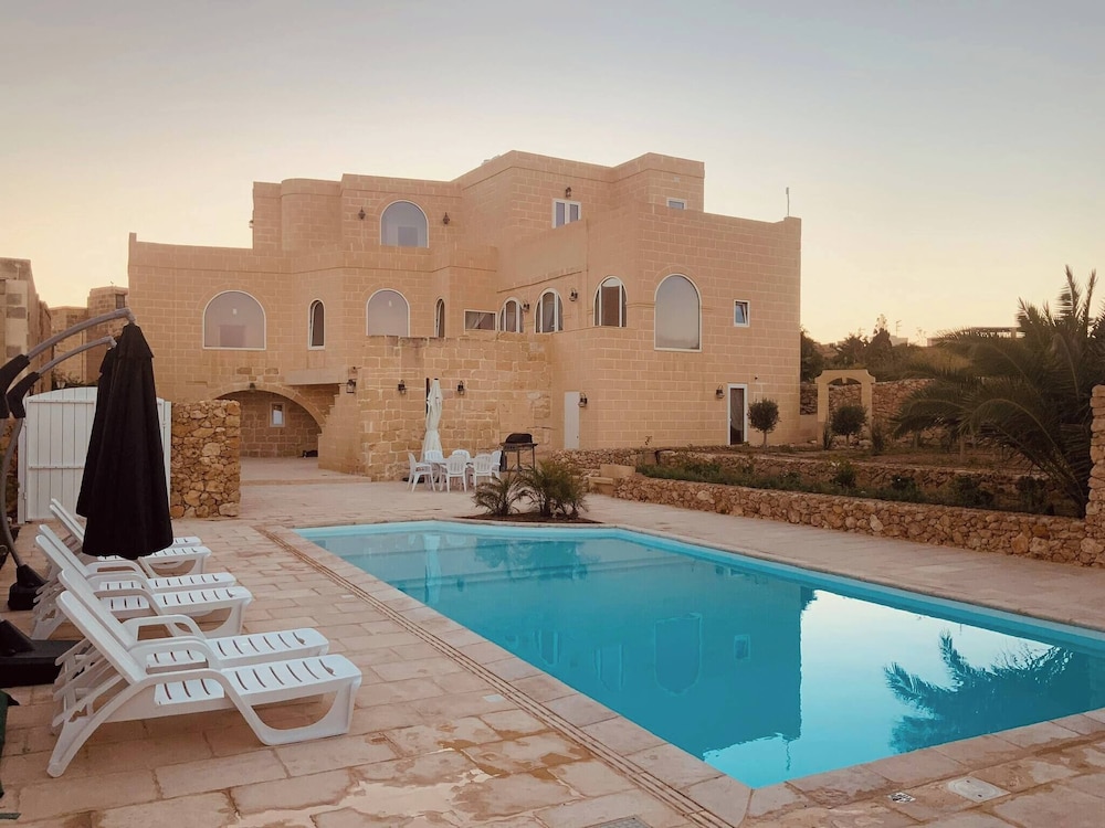 Farmhouse Villa With Large Pool & Garden