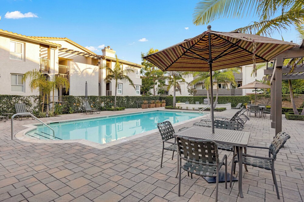 Walk to Beach Pool, Hot Tub, Private Patio, Parking Seabreeze Retreat